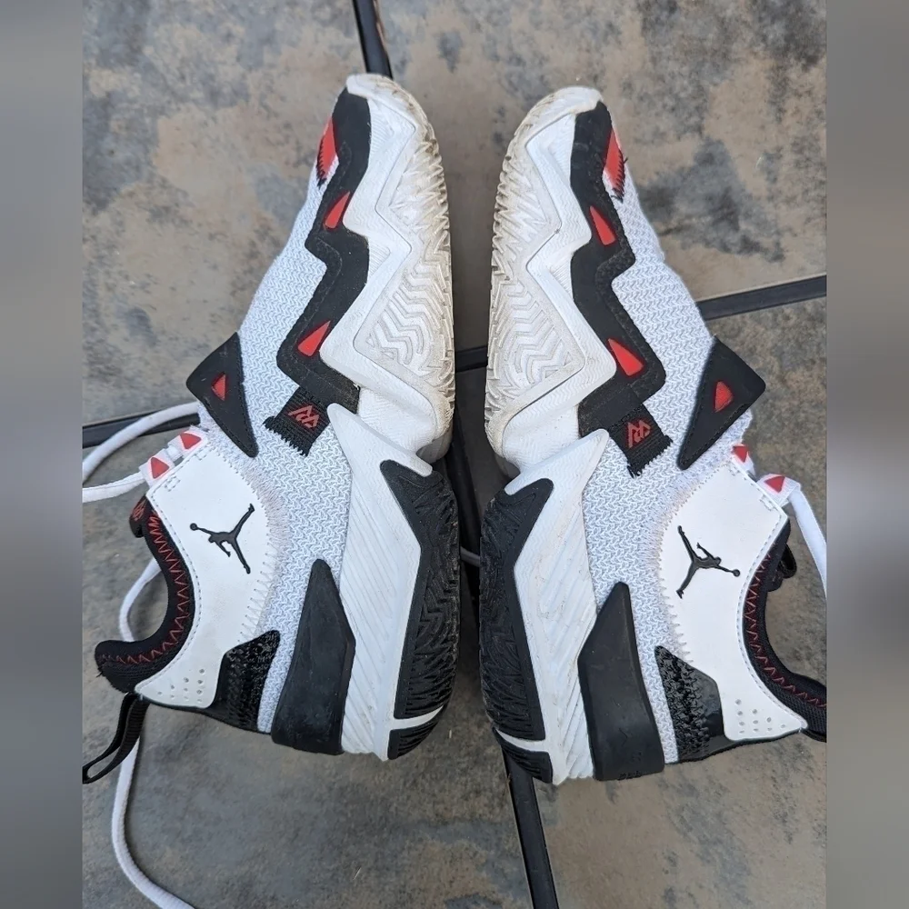 Jordan Kids White Black Red Zig-Zag Basketball Sneakers